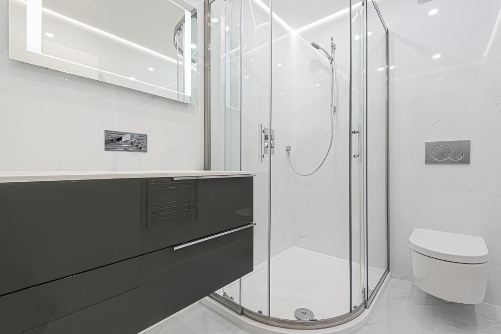 Property photo 3 of 10 Bathroom