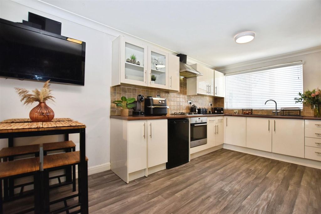 Property photo 2 of 19 Dining Kitchen