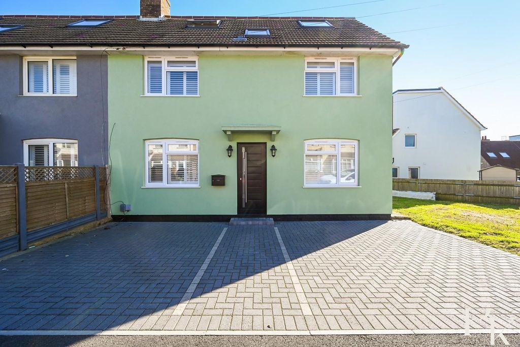 Property photo 2 of 27 12 Brambledean Road, Bn41 (3).Jpg