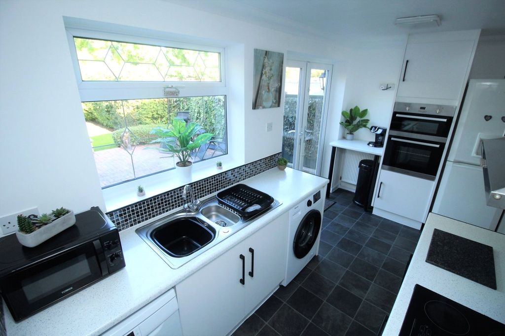 Property photo 3 of 16 Kitchen