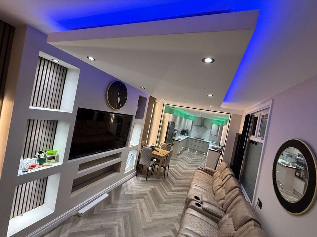 Property photo 2 of 19 Contemporary Open-Plan Living Area With Built-In T...