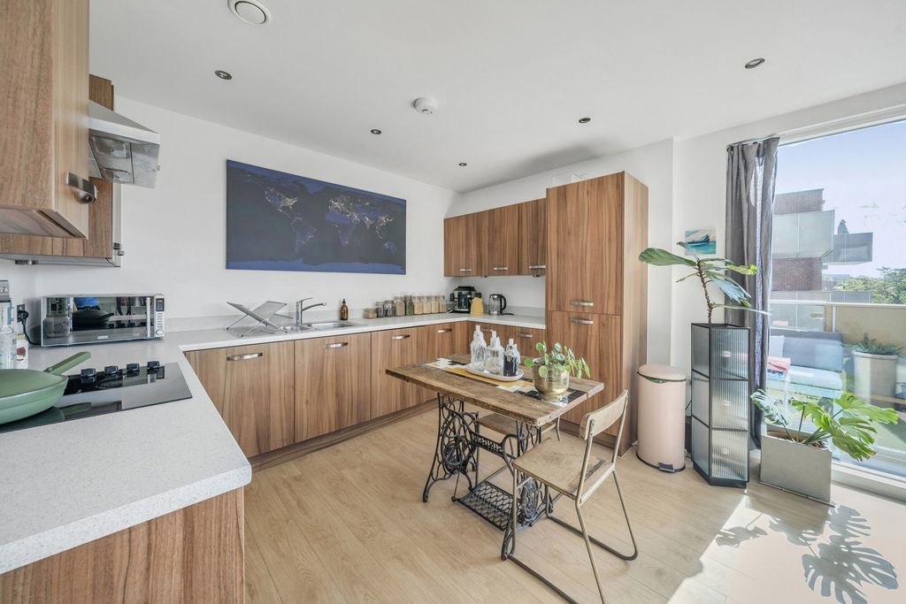 Property photo 3 of 17 Kitchen