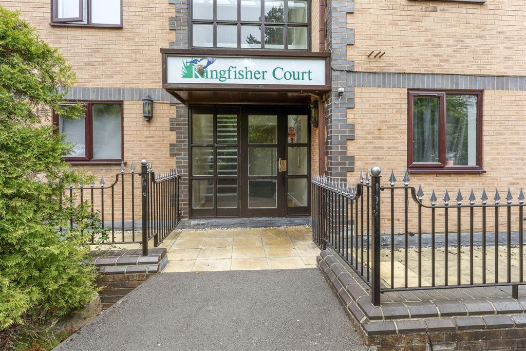 Property photo 2 of 12 15 Kingfisher Court, Queen Alexandra Road, Hp11 2H
