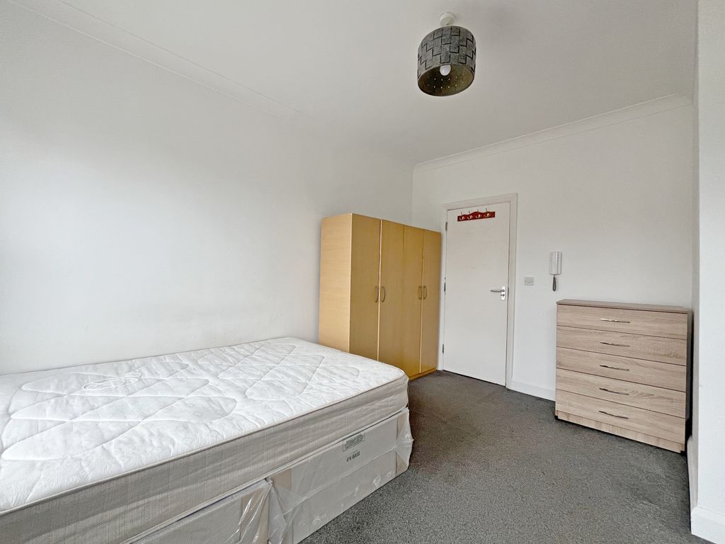 Property photo 1 of 4 Flat For Rent