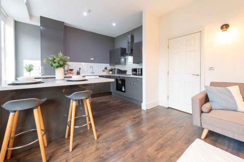 Property photo 1 of 6 2 Bed Flat To Rent Lansdowne Rd, London Cr0 2Bd