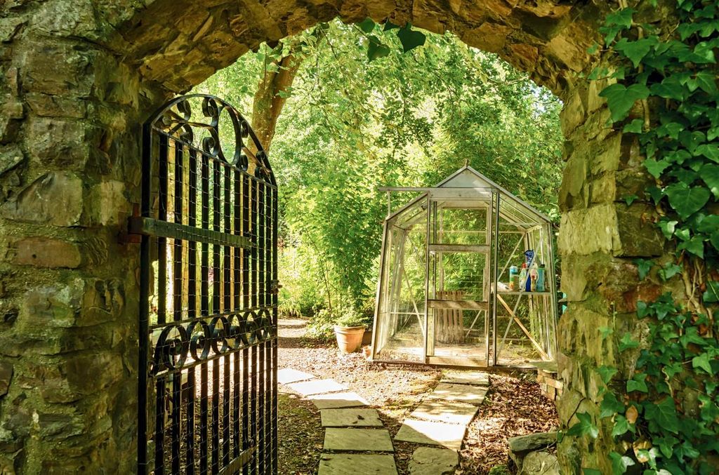 Property photo 2 of 33 Bampton, Seddons