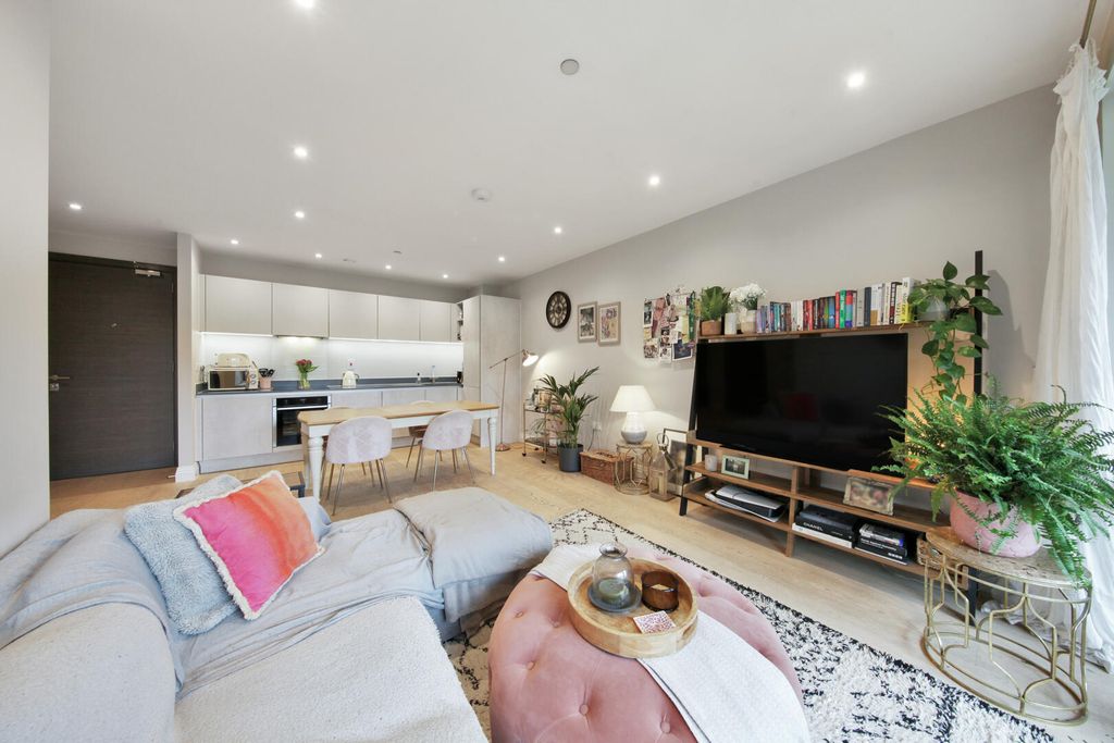 Property photo 1 of 27 Living Room