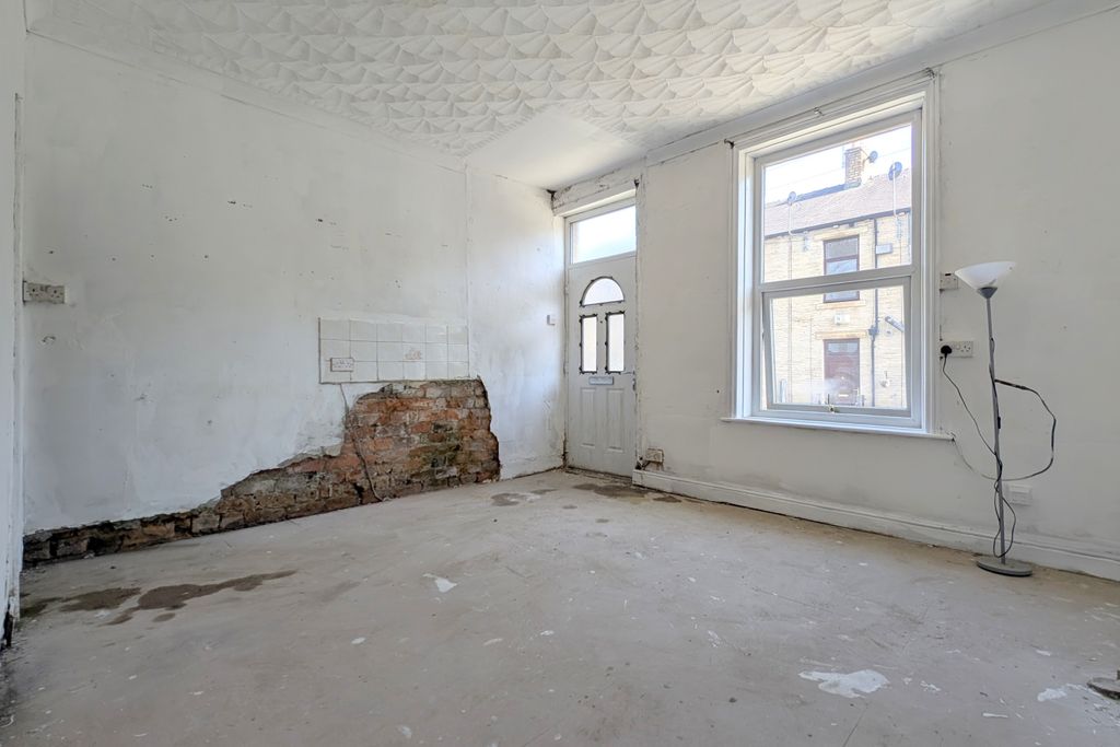 Property photo 2 of 8 West St Ewemove Bailiff Bridge (3)