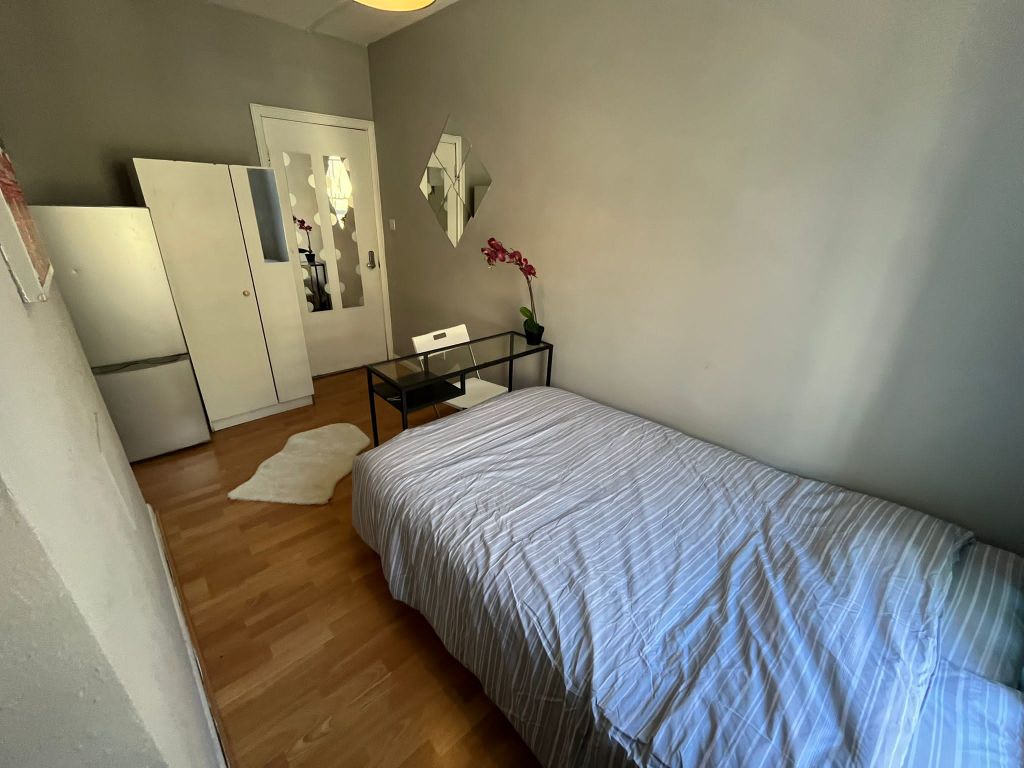 Property photo 2 of 11 Room 2- £795 Available 27/04/2026