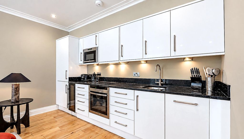 Property photo 3 of 7 Kitchen