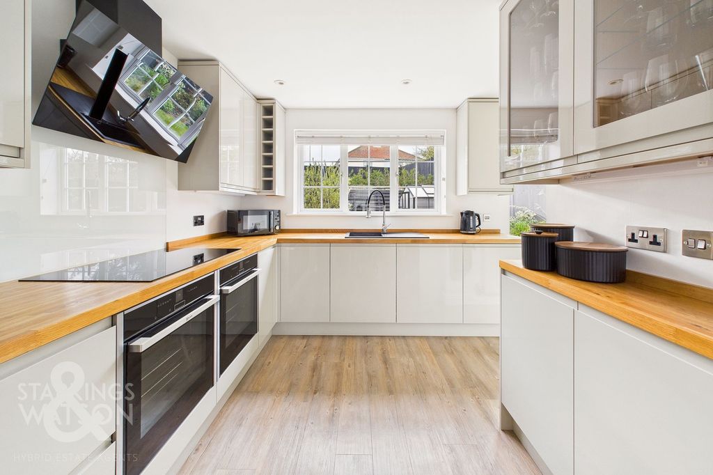 Property photo 3 of 33