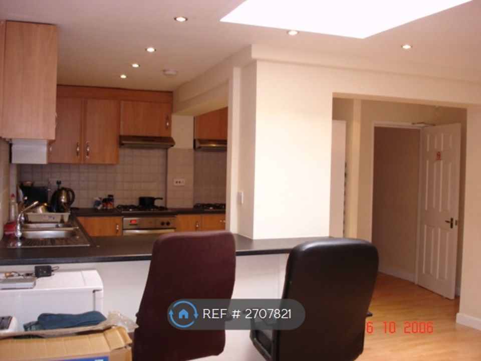 Property photo 3 of 9 Communal Kitchen & Dining Area