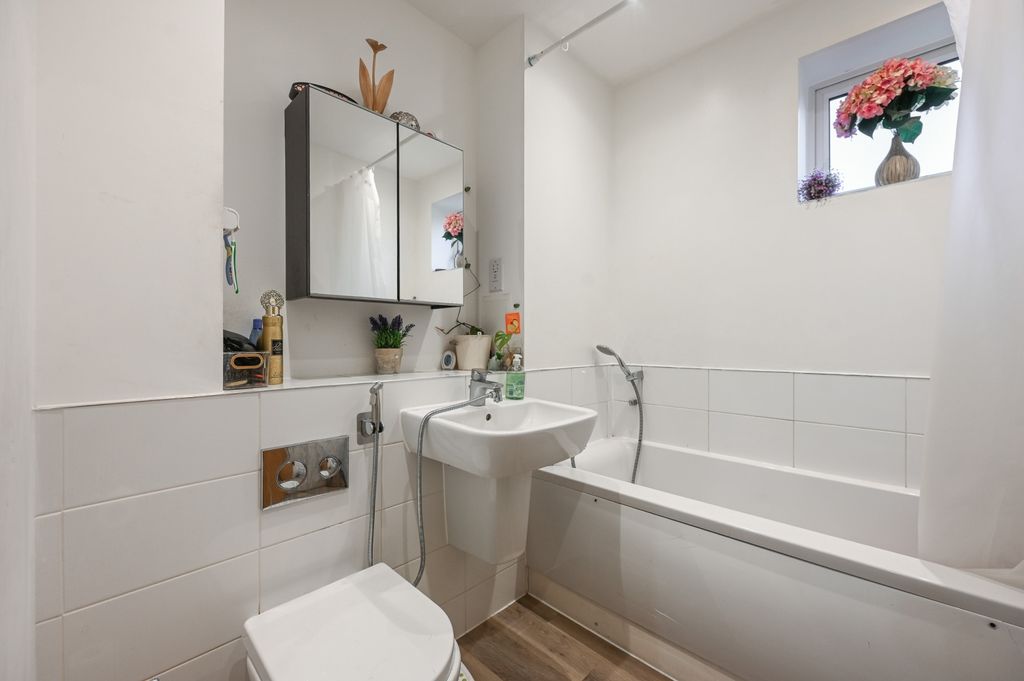 Additional image 6 of 2 bed flat for saleGoshawk Court, Ridding Lane, Greenford UB6