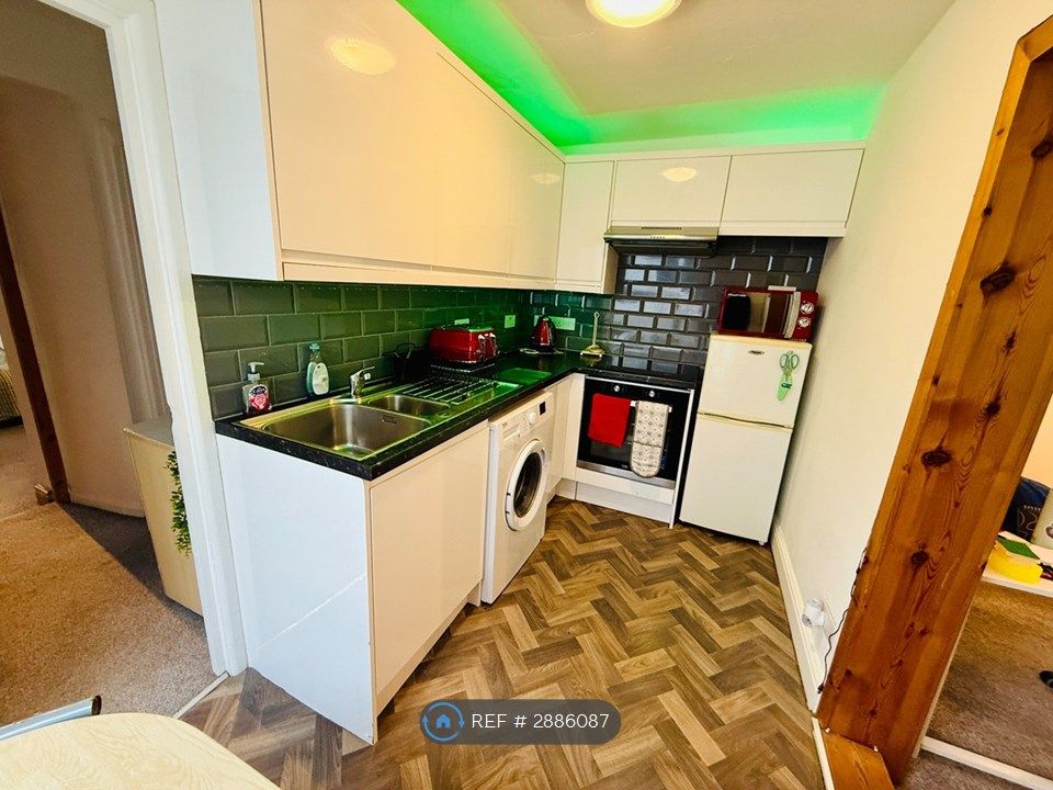 Property photo 2 of 12 Modern Kitchen