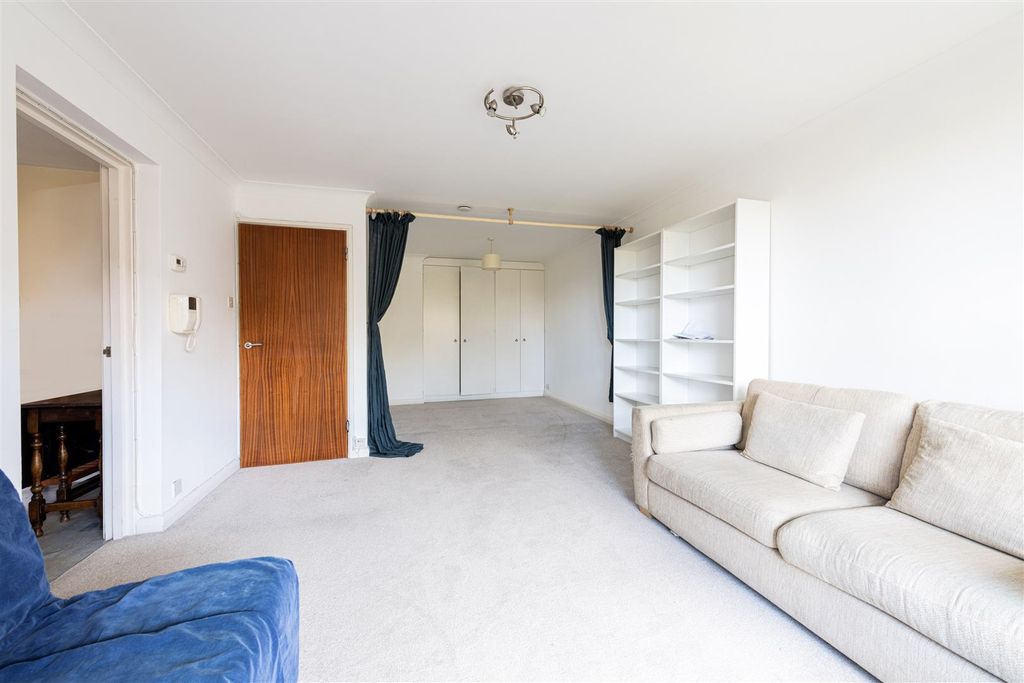 Property photo 2 of 9 10 Fir Lodge Rec 2.Jpg