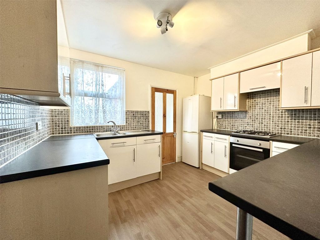 Property photo 3 of 10 Kitchen