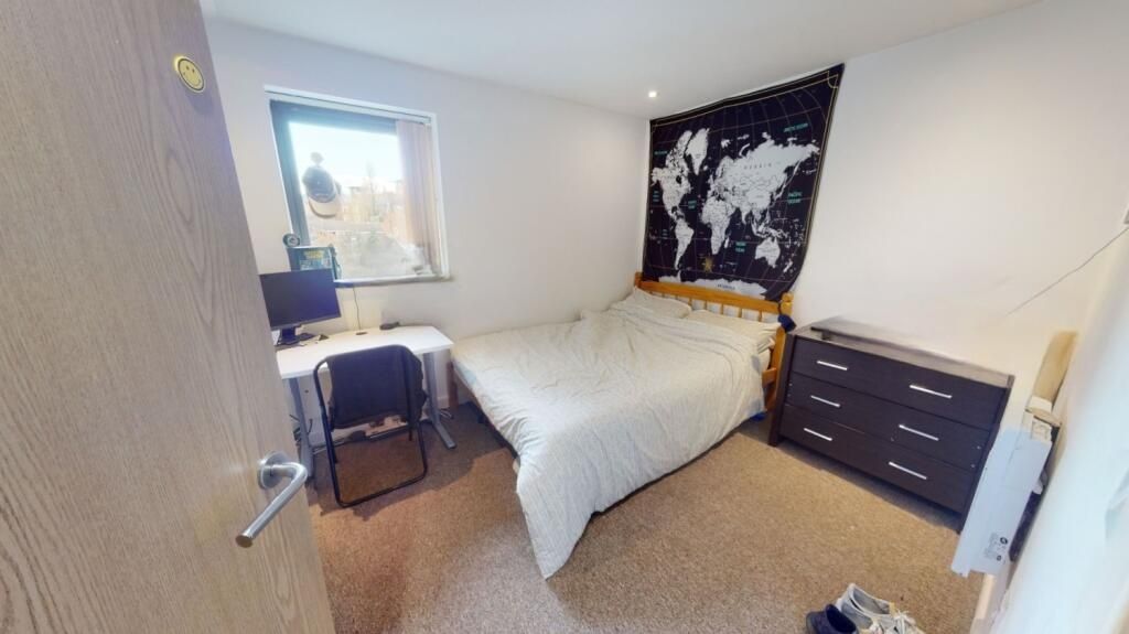Property photo 2 of 5 A Cozy Double Bedroom Featuring A Comfortable Doub...