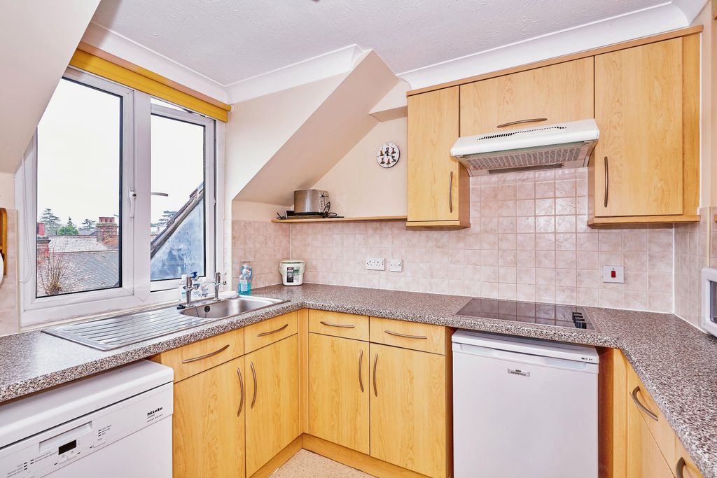 Property photo 3 of 11 Kitchen