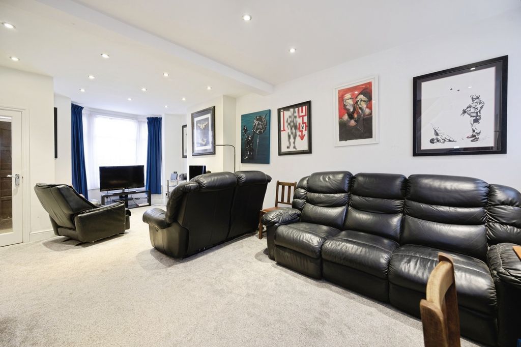 Property photo 2 of 10 Photo