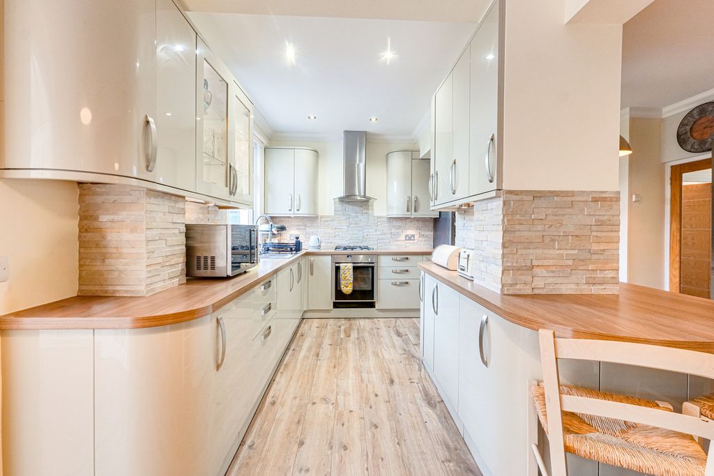 Property photo 2 of 34