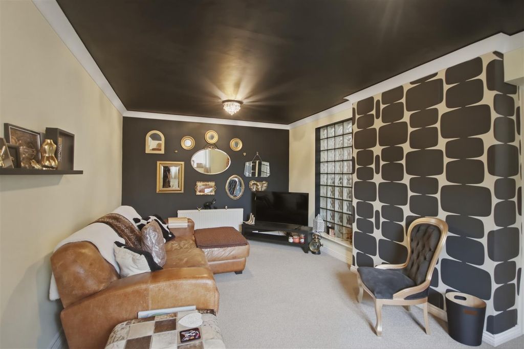 Property photo 2 of 21 Living Room