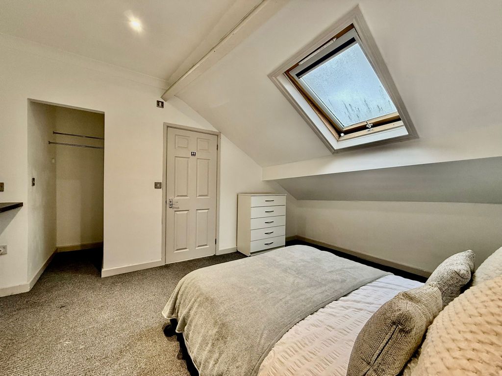 Property photo 1 of 25 6 Bed Shared House - Sheffield Road, Barnsley S70