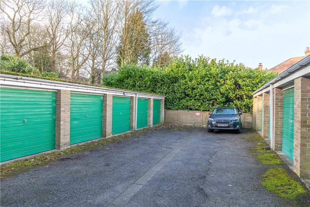Property photo 3 of 10 Garaging