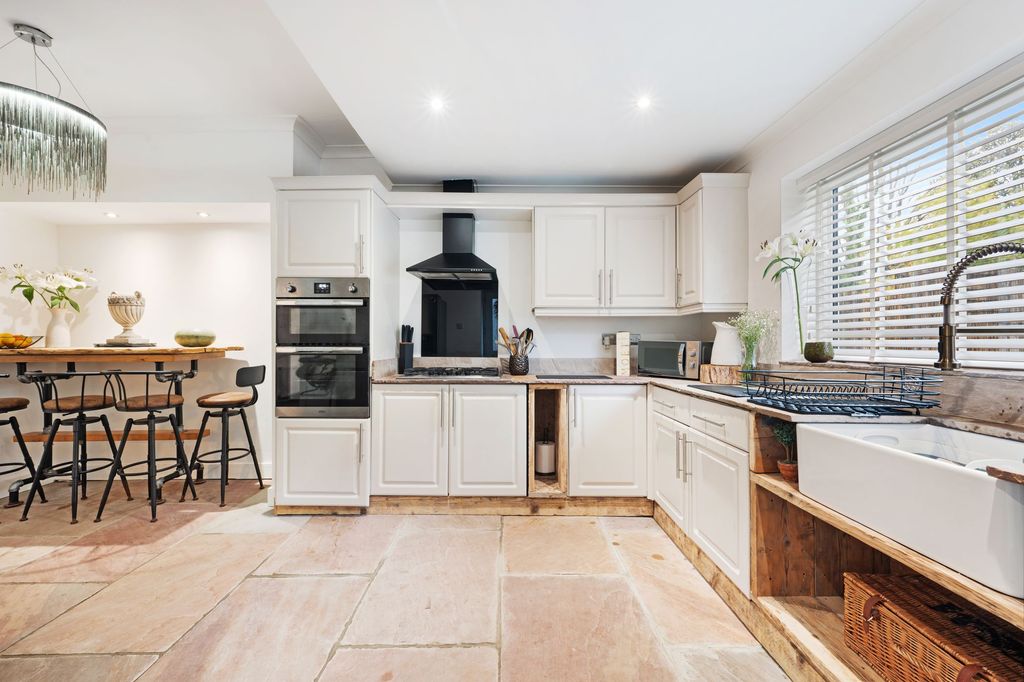 Property photo 3 of 25