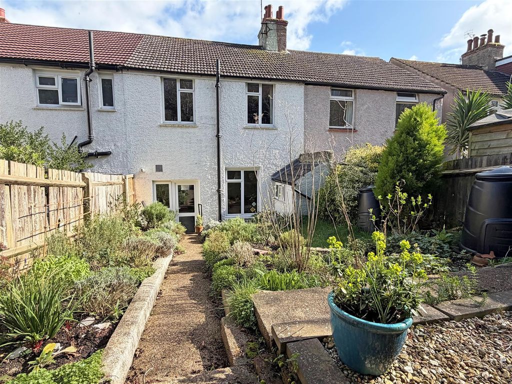 Property photo 2 of 12 Gdnreara.Jpg