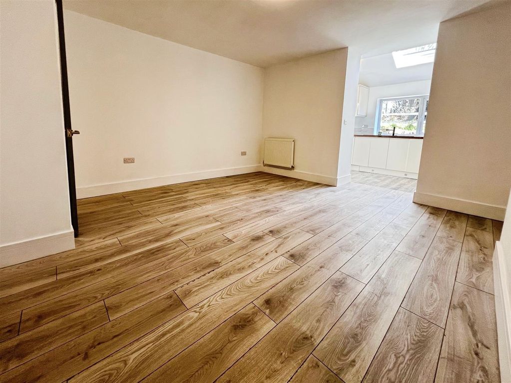 Property photo 3 of 18 Lounge