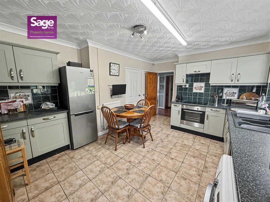 Property photo 3 of 28
