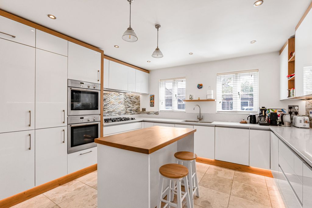 Property photo 3 of 17 Kitchen/Breakfast Room