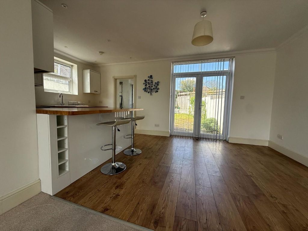 Property photo 3 of 8 Ash Breakfast Bar .Jpg