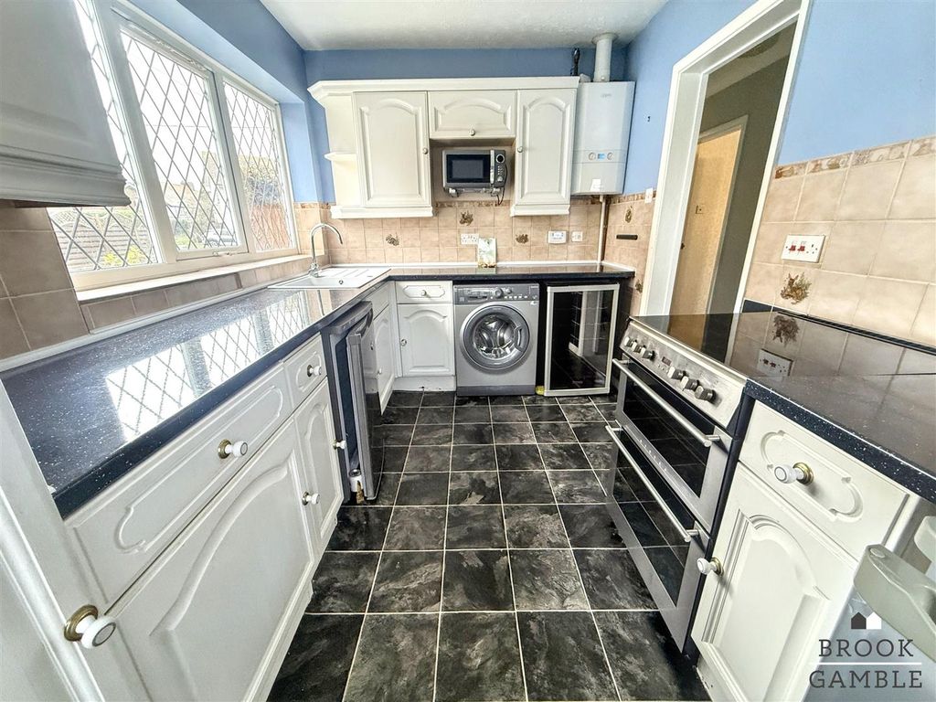 Property photo 3 of 14 01323 438506