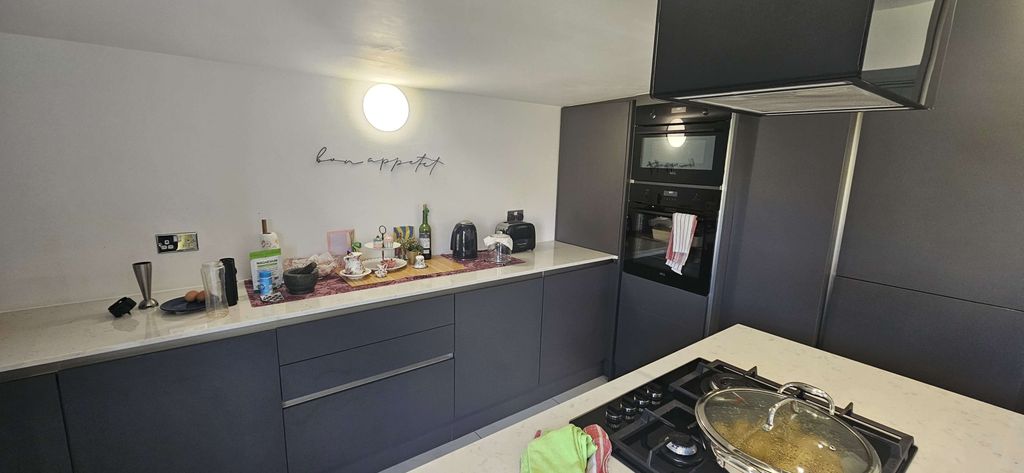 Property photo 3 of 21 Gallery