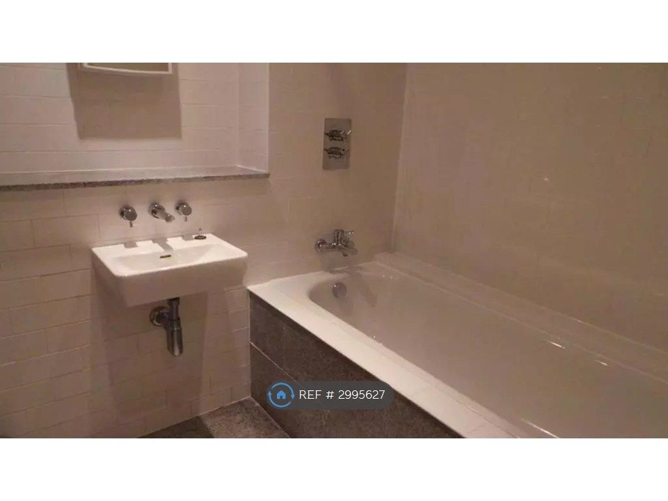 Property photo 3 of 10 Bathroom