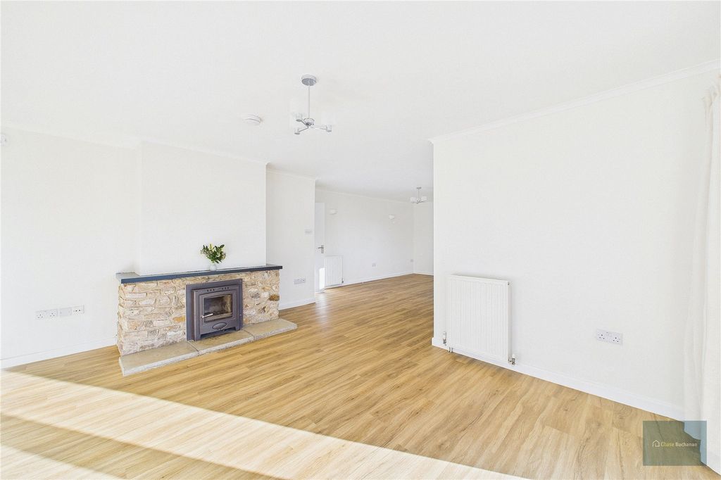 Property photo 3 of 17 Lounge