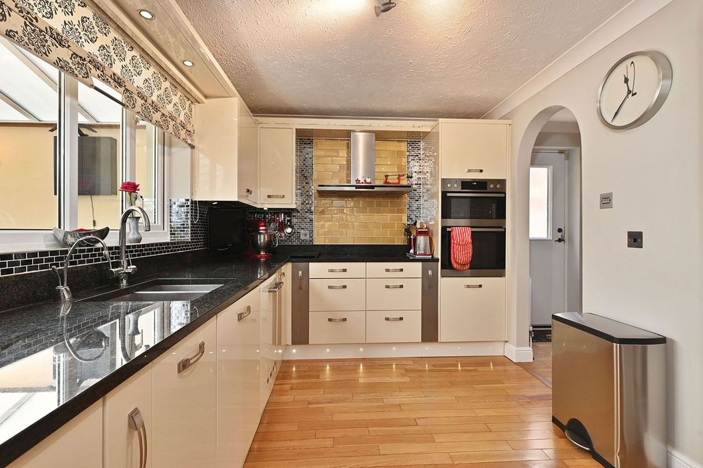 Property photo 3 of 25