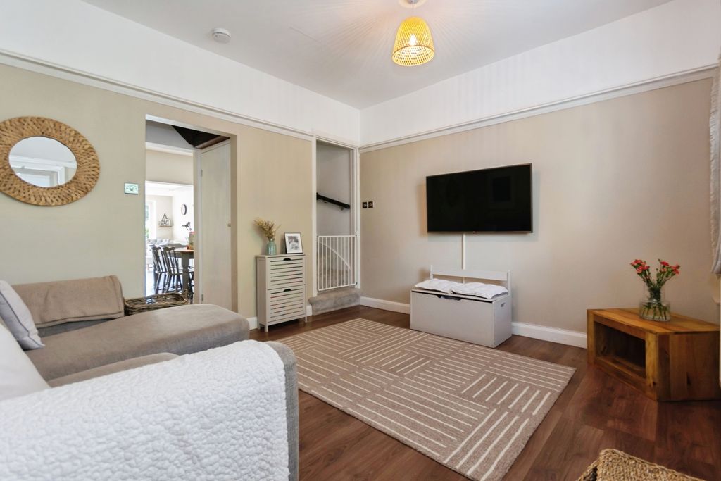 Property photo 3 of 17 Lounge