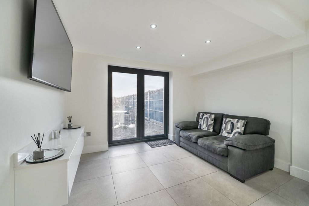 Property photo 3 of 20 1405605-7-697c859...