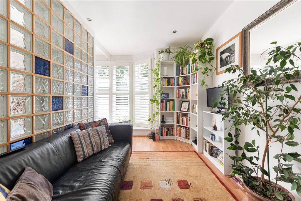 Property photo 2 of 21 High Street, E11