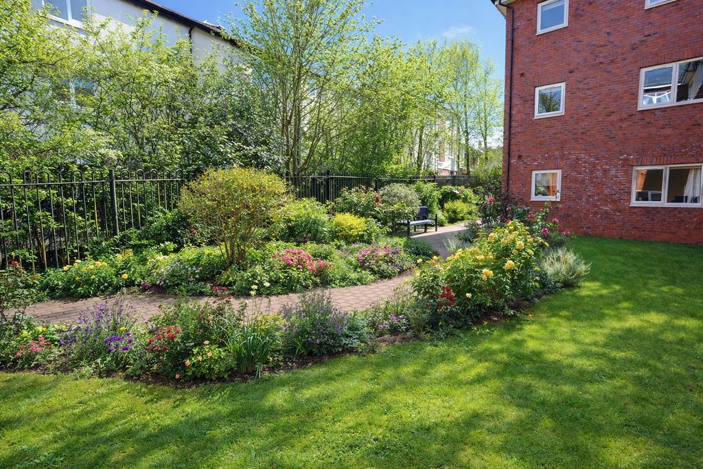 Property photo 2 of 8 Communal Gardens