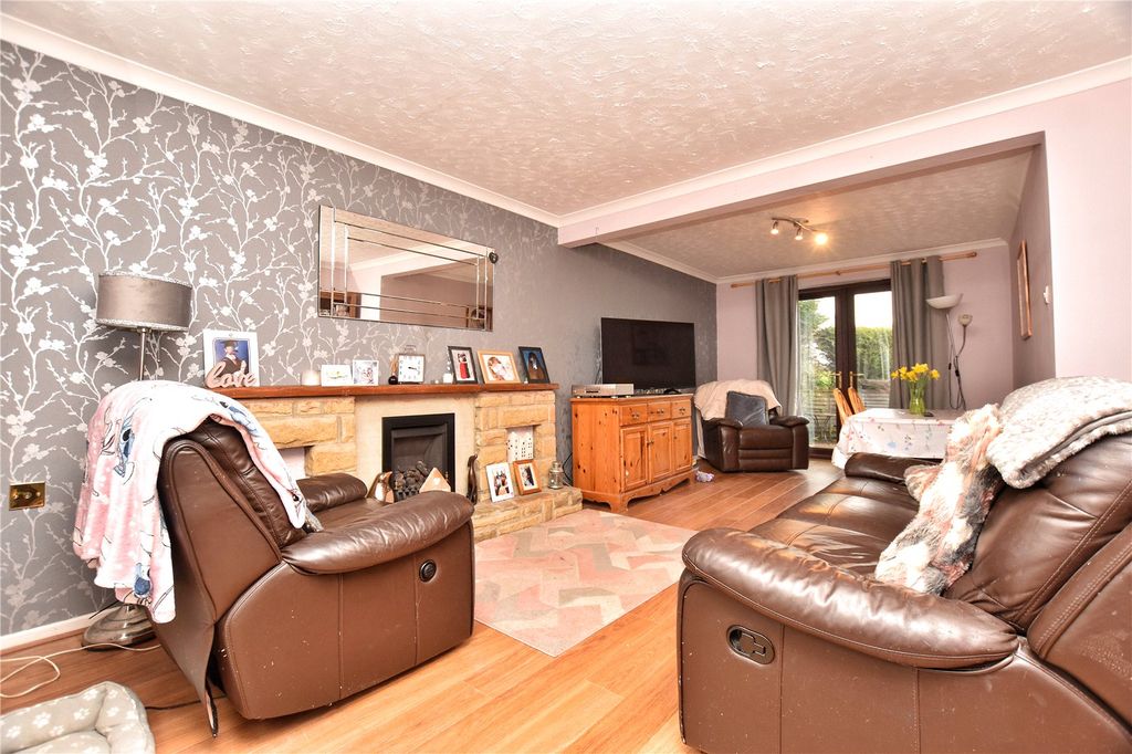 Property photo 3 of 13 Lounge