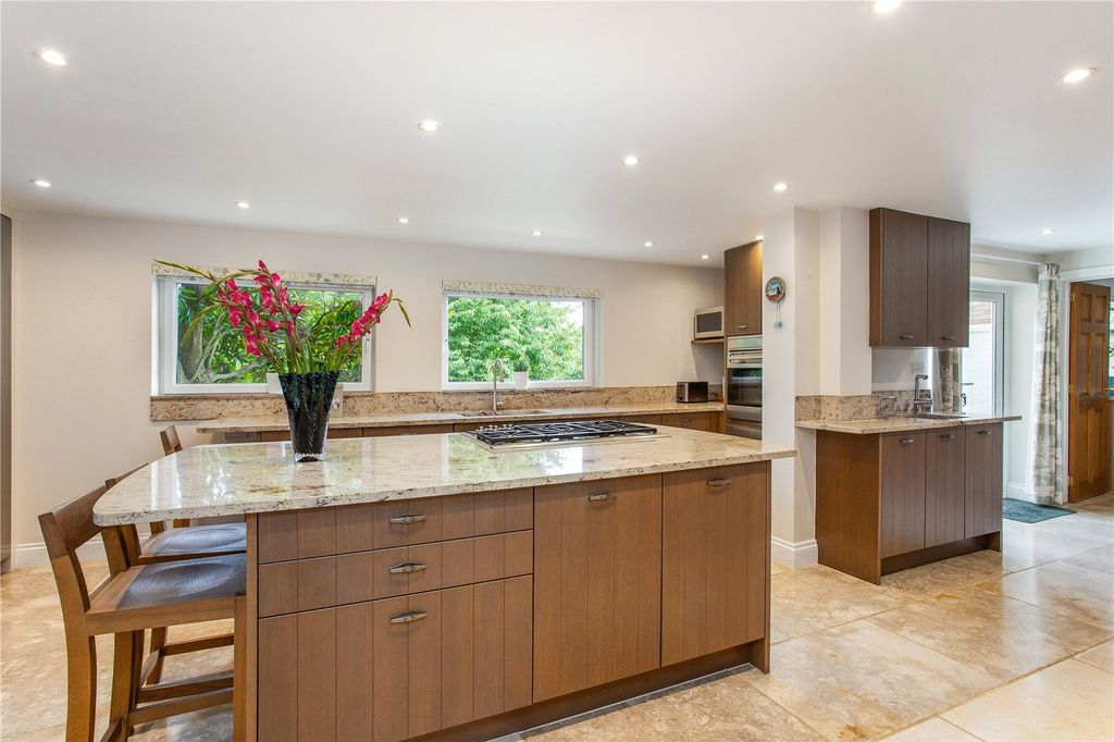 Property photo 3 of 20 Kitchen/Breakfast