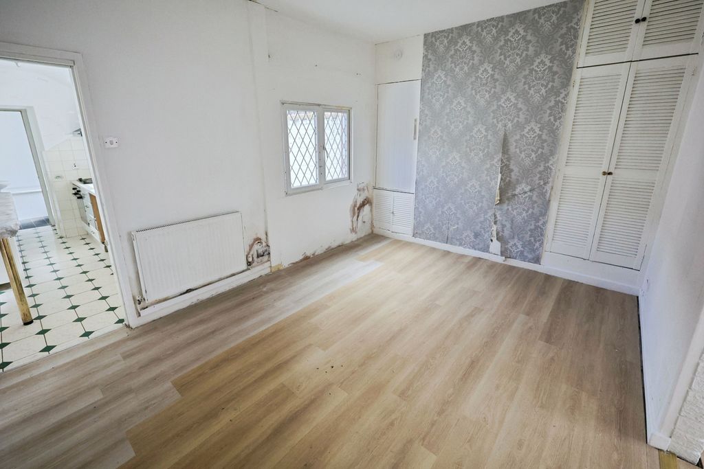 Property photo 3 of 9 Pbox-Bedroom-329833.Jpg