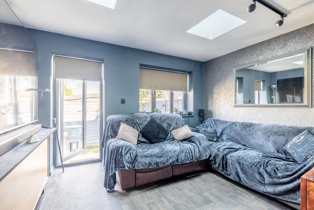 Property photo 3 of 9 Photo 8