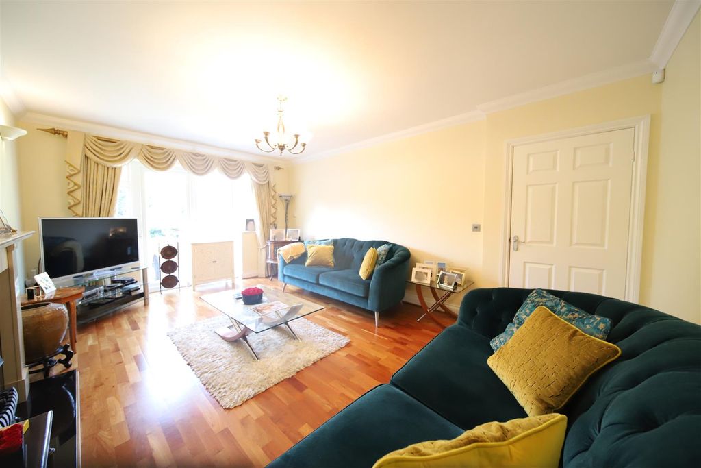 Property photo 3 of 21 Lounge 2.Jpg