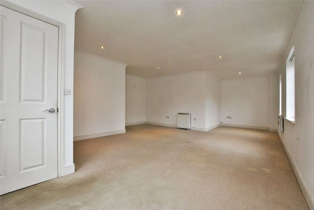 Property photo 2 of 8 Picture No. 11