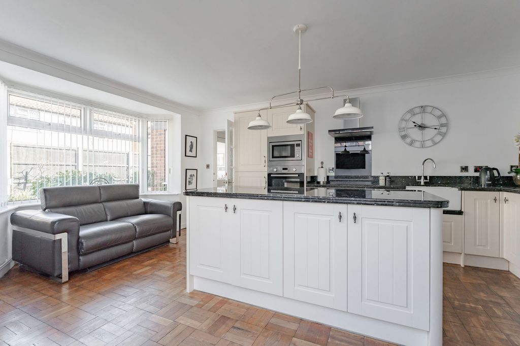 Property photo 2 of 31
