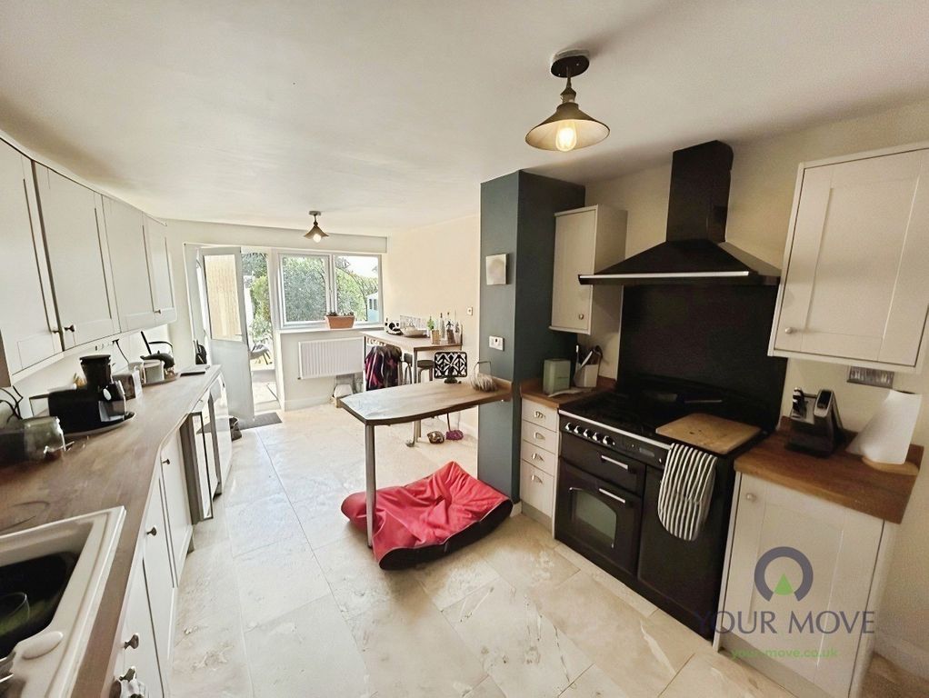 Property photo 3 of 16 Kitchen